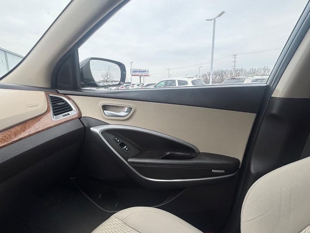 Hyundai Santa Fe Sport Vehicle Full-screen Gallery Image 04