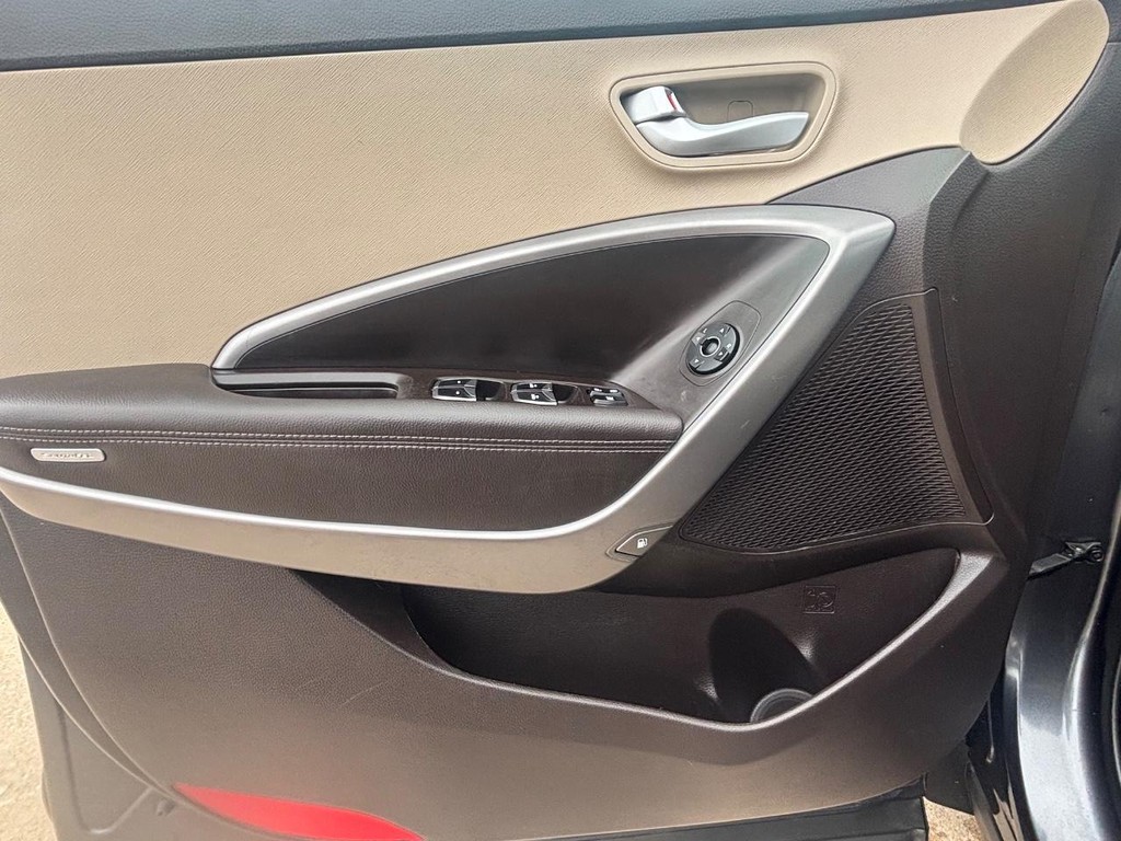 Hyundai Santa Fe Sport Vehicle Full-screen Gallery Image 07