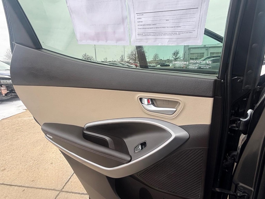 Hyundai Santa Fe Sport Vehicle Full-screen Gallery Image 10