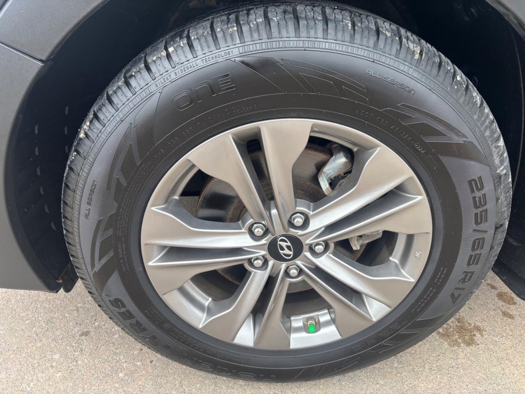 Hyundai Santa Fe Sport Vehicle Full-screen Gallery Image 14