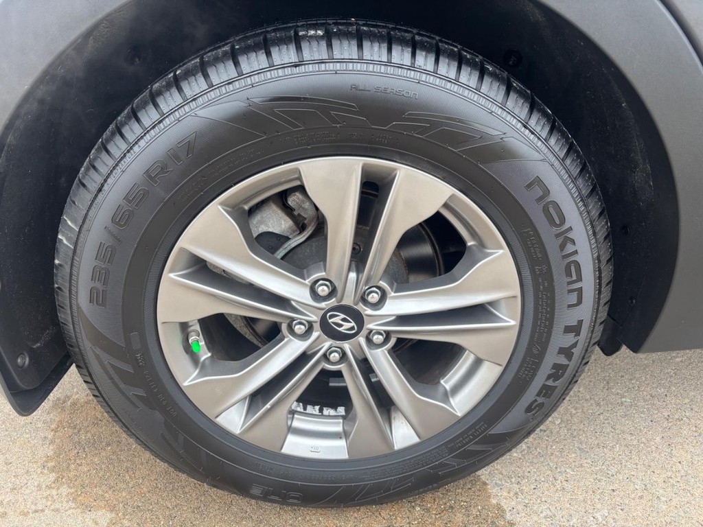 Hyundai Santa Fe Sport Vehicle Full-screen Gallery Image 16