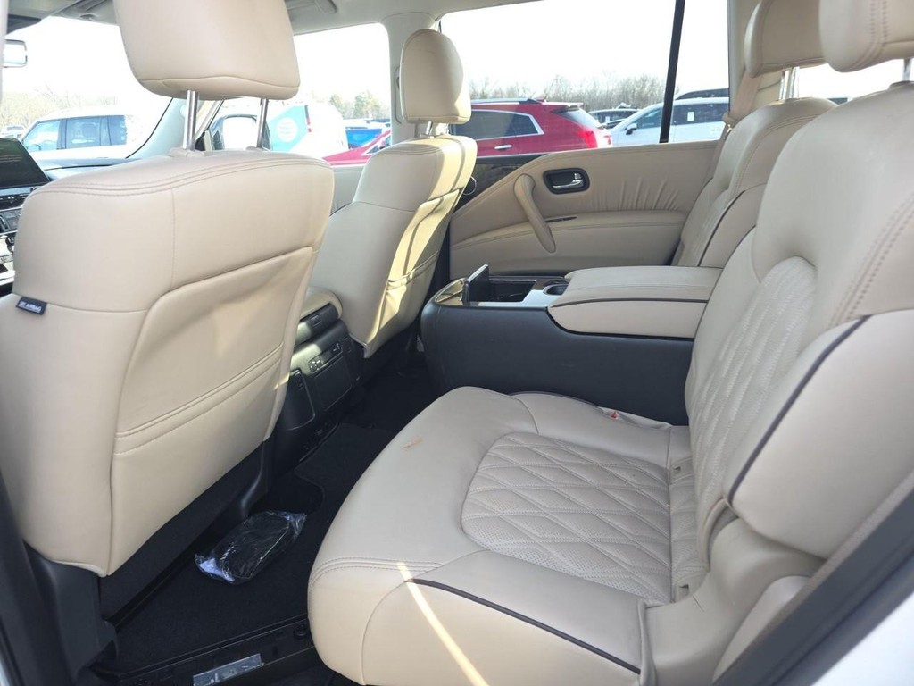 Nissan Armada Vehicle Full-screen Gallery Image 04