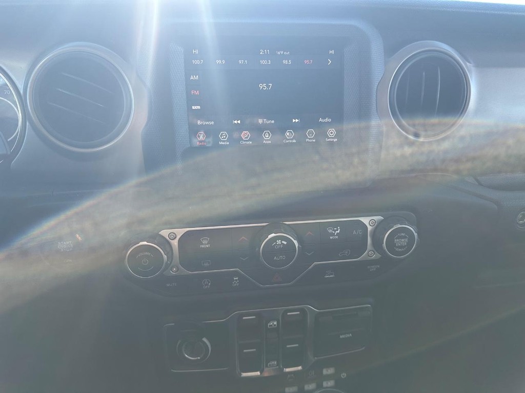 Jeep Gladiator Vehicle Full-screen Gallery Image 03