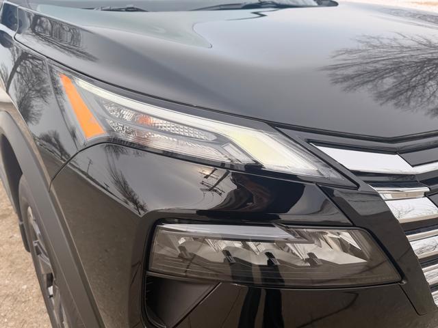 Nissan Rogue Vehicle Full-screen Gallery Image 07