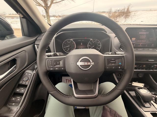 Nissan Rogue Vehicle Full-screen Gallery Image 08