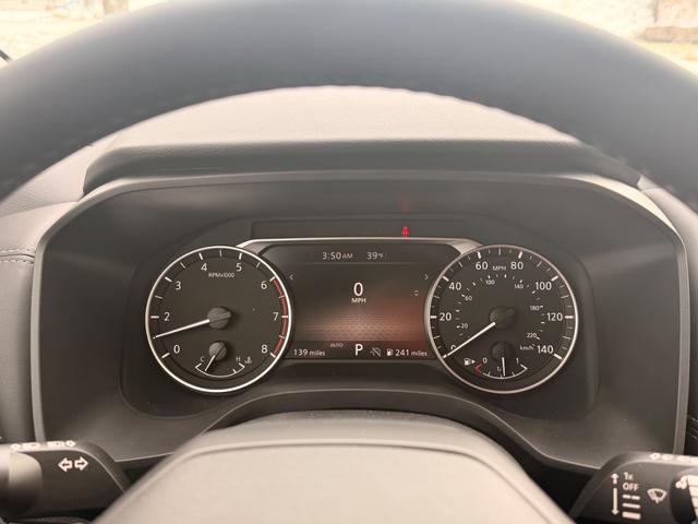 Nissan Rogue Vehicle Full-screen Gallery Image 09