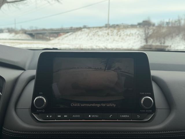 Nissan Rogue Vehicle Full-screen Gallery Image 16