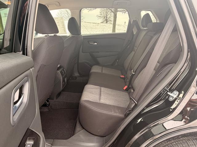 Nissan Rogue Vehicle Full-screen Gallery Image 18