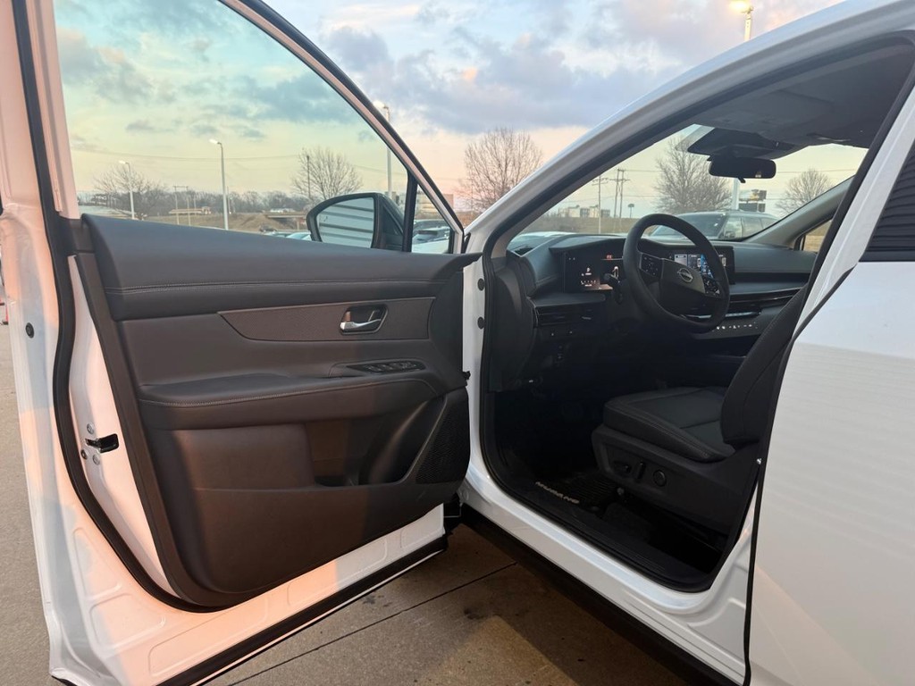 Nissan Murano Vehicle Full-screen Gallery Image 17