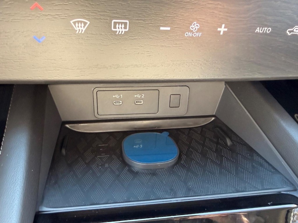 Nissan Murano Vehicle Full-screen Gallery Image 07