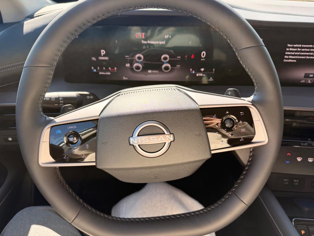 Nissan Murano Vehicle Full-screen Gallery Image 11