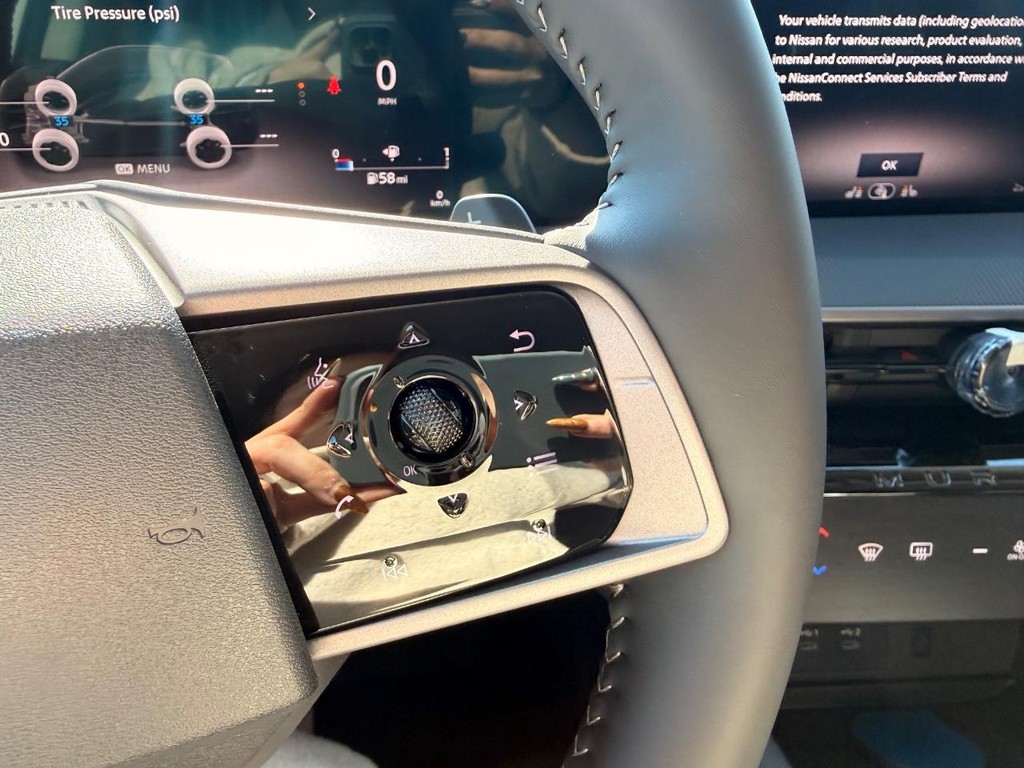 Nissan Murano Vehicle Full-screen Gallery Image 12