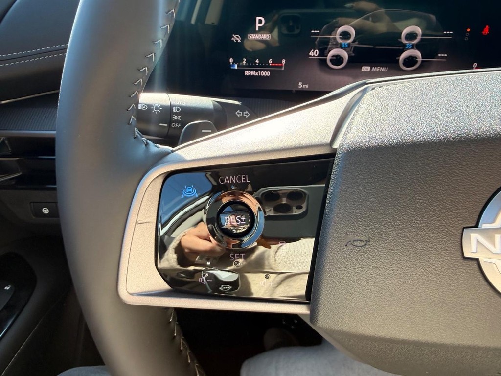 Nissan Murano Vehicle Full-screen Gallery Image 13