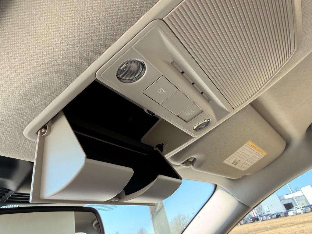 Nissan Sentra Vehicle Full-screen Gallery Image 04