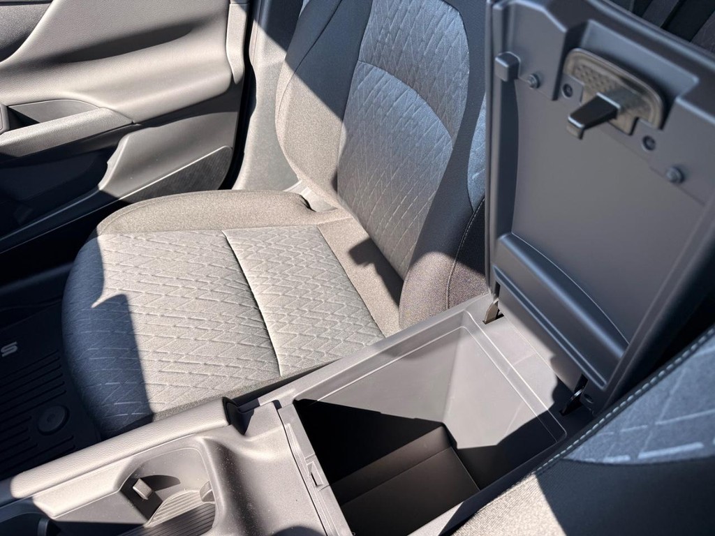 Nissan Sentra Vehicle Full-screen Gallery Image 05