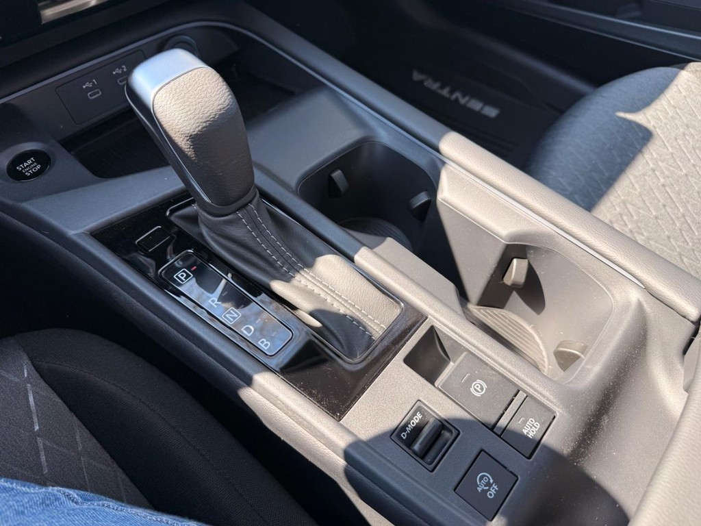 Nissan Sentra Vehicle Full-screen Gallery Image 06