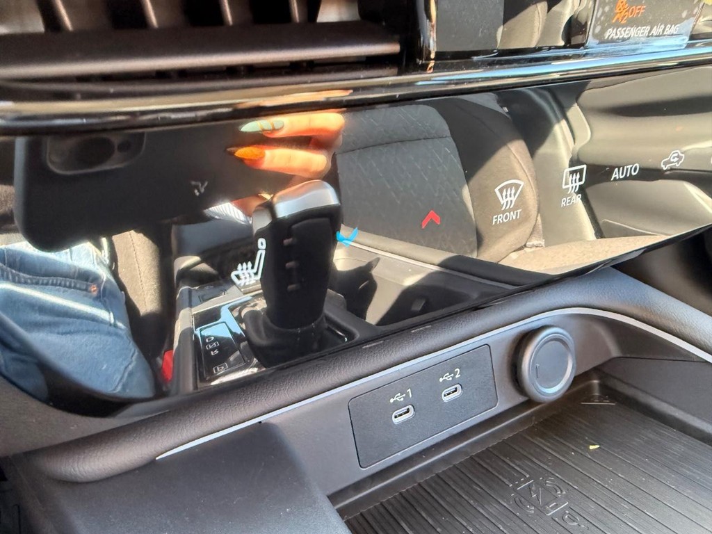 Nissan Sentra Vehicle Full-screen Gallery Image 08