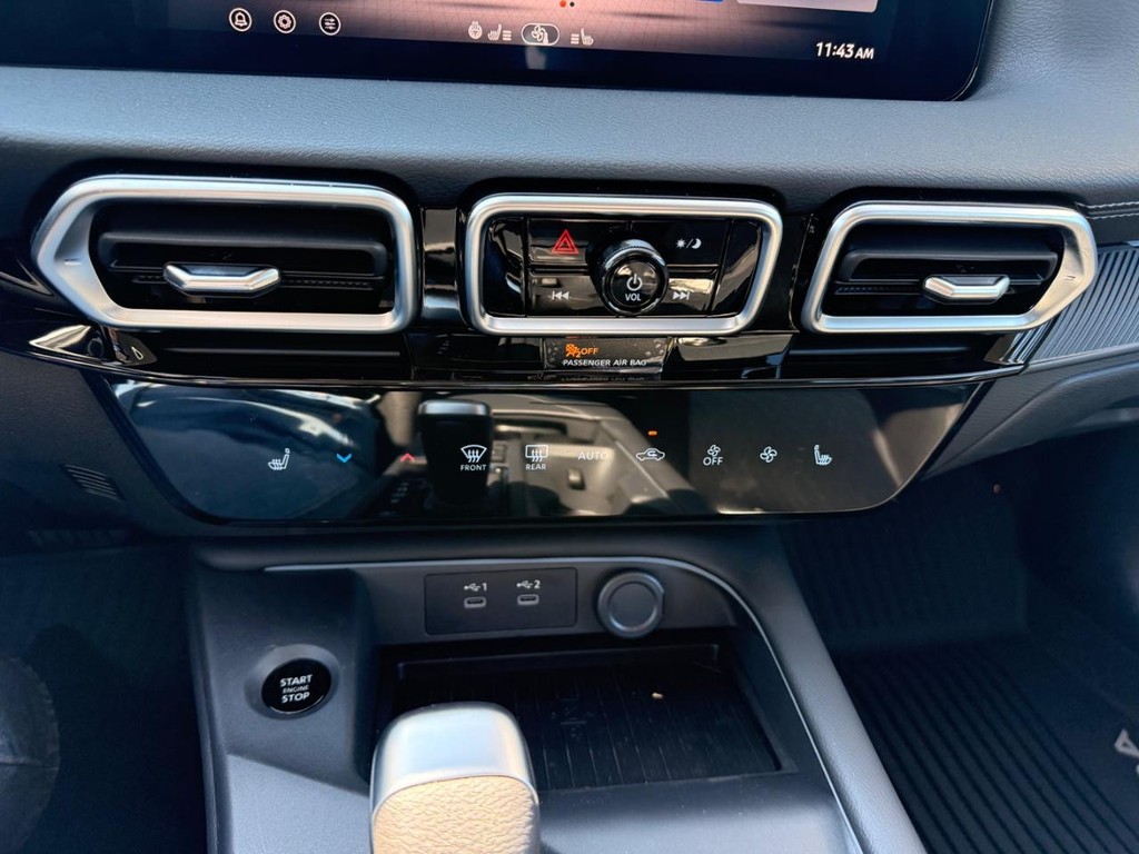 Nissan Sentra Vehicle Full-screen Gallery Image 09