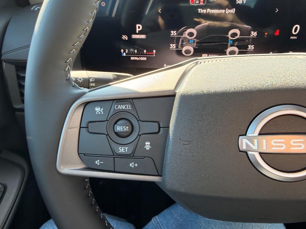 Nissan Sentra Vehicle Full-screen Gallery Image 12