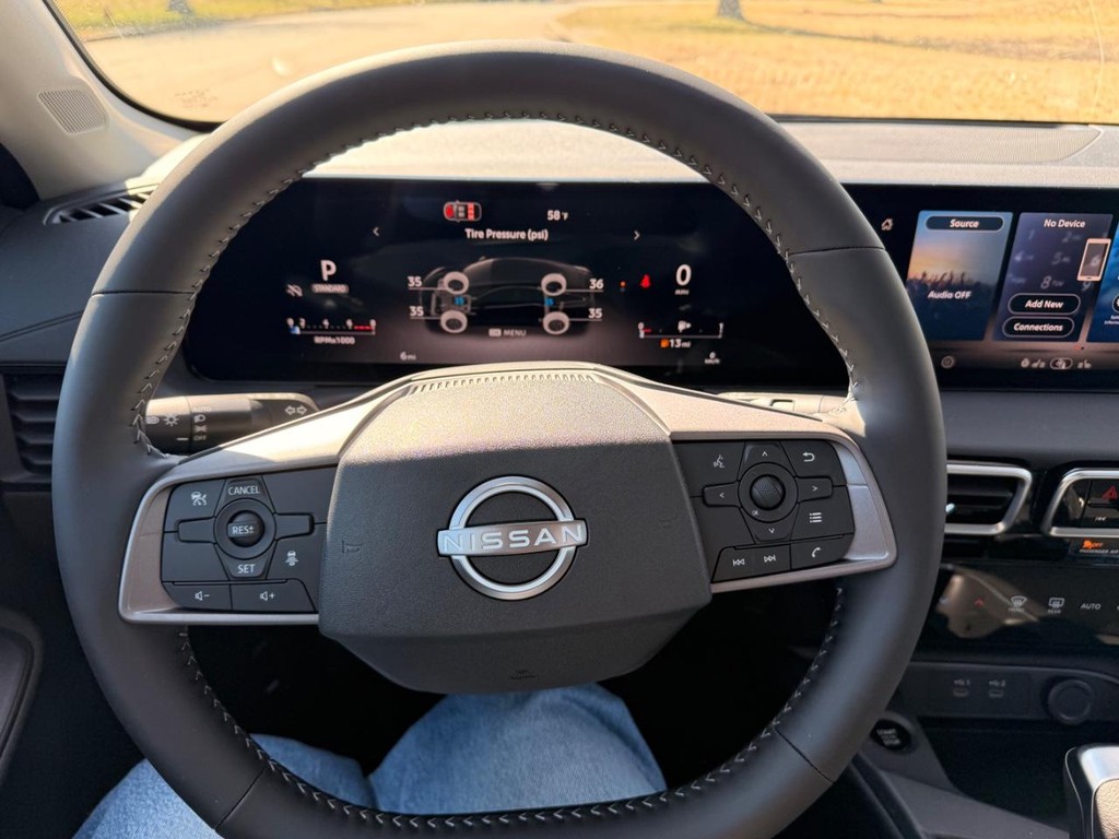 Nissan Sentra Vehicle Full-screen Gallery Image 14