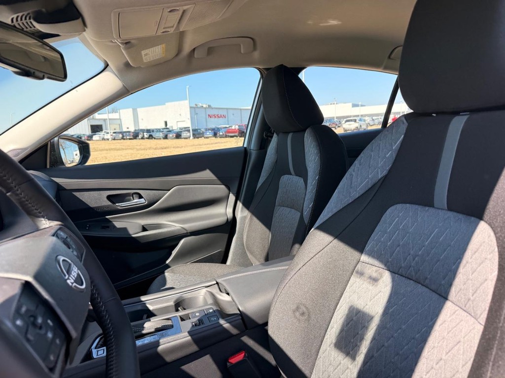 Nissan Sentra Vehicle Full-screen Gallery Image 15