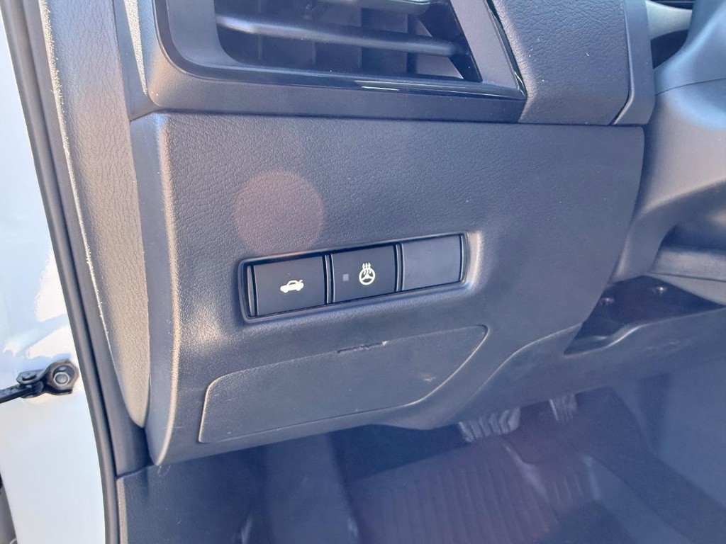 Nissan Sentra Vehicle Full-screen Gallery Image 16