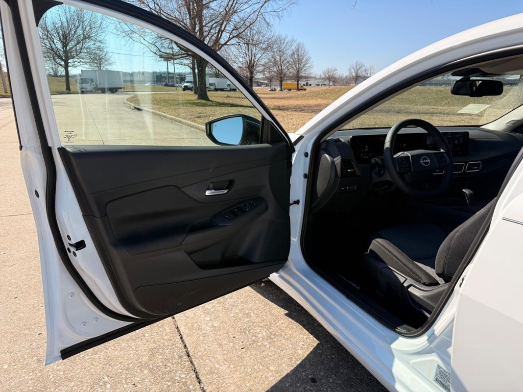 Nissan Sentra Vehicle Full-screen Gallery Image 17