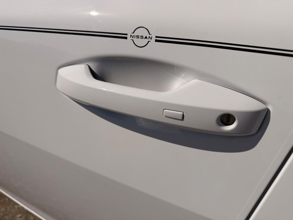 Nissan Sentra Vehicle Full-screen Gallery Image 18