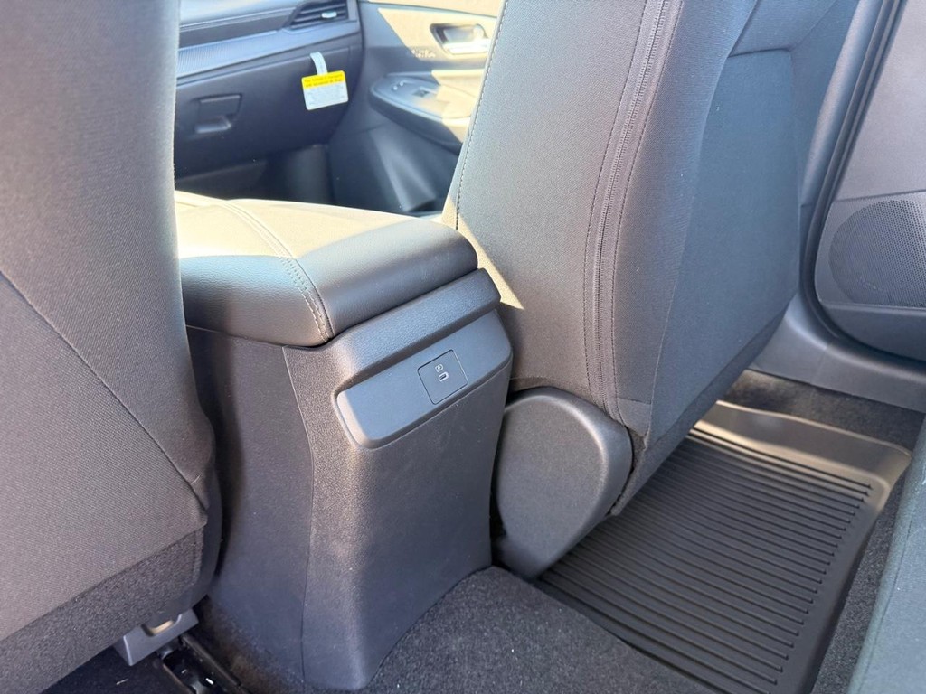 Nissan Sentra Vehicle Full-screen Gallery Image 19