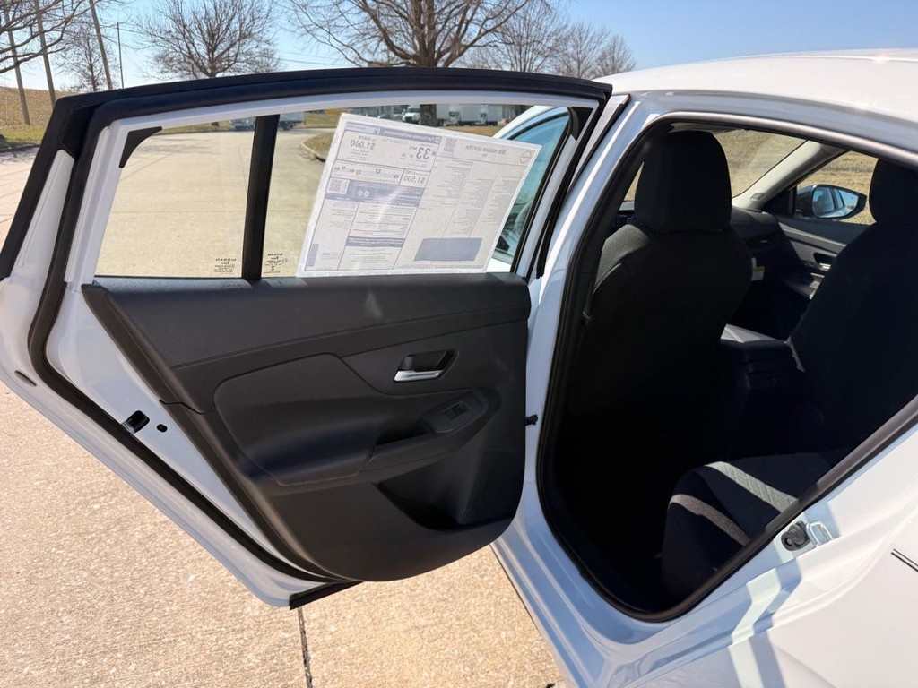 Nissan Sentra Vehicle Full-screen Gallery Image 20