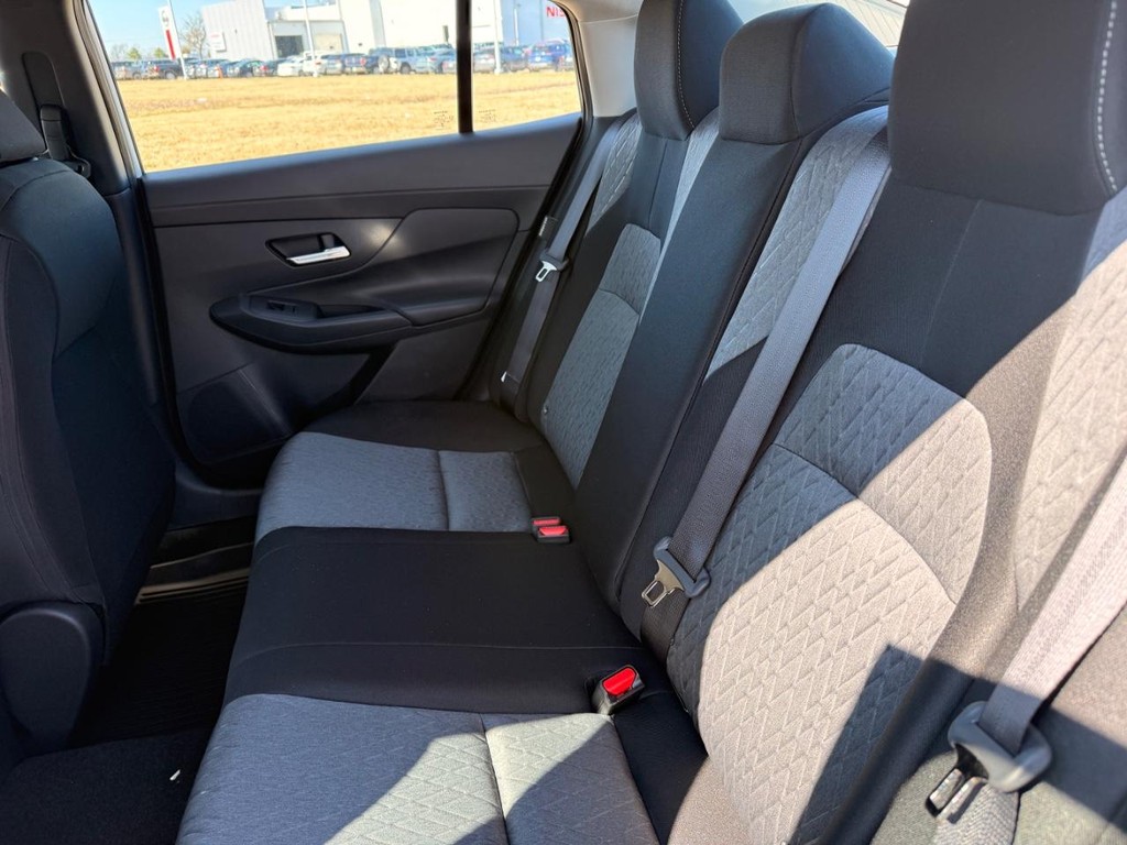 Nissan Sentra Vehicle Full-screen Gallery Image 21