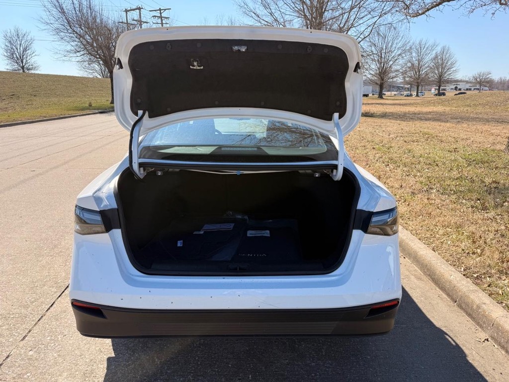 Nissan Sentra Vehicle Full-screen Gallery Image 22