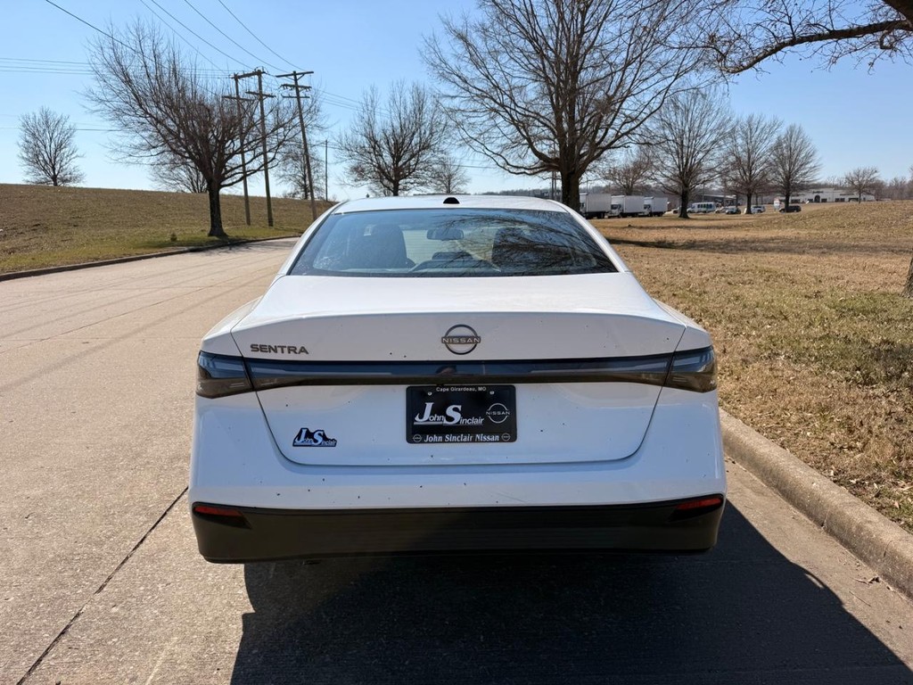 Nissan Sentra Vehicle Full-screen Gallery Image 23