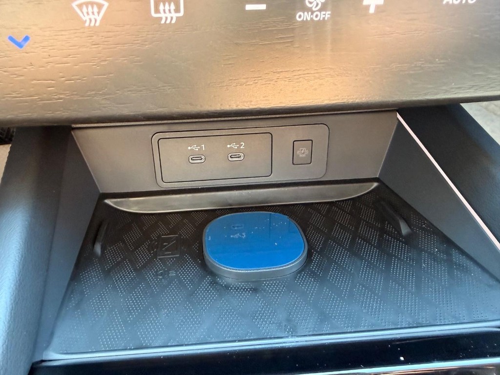 Nissan Murano Vehicle Full-screen Gallery Image 05