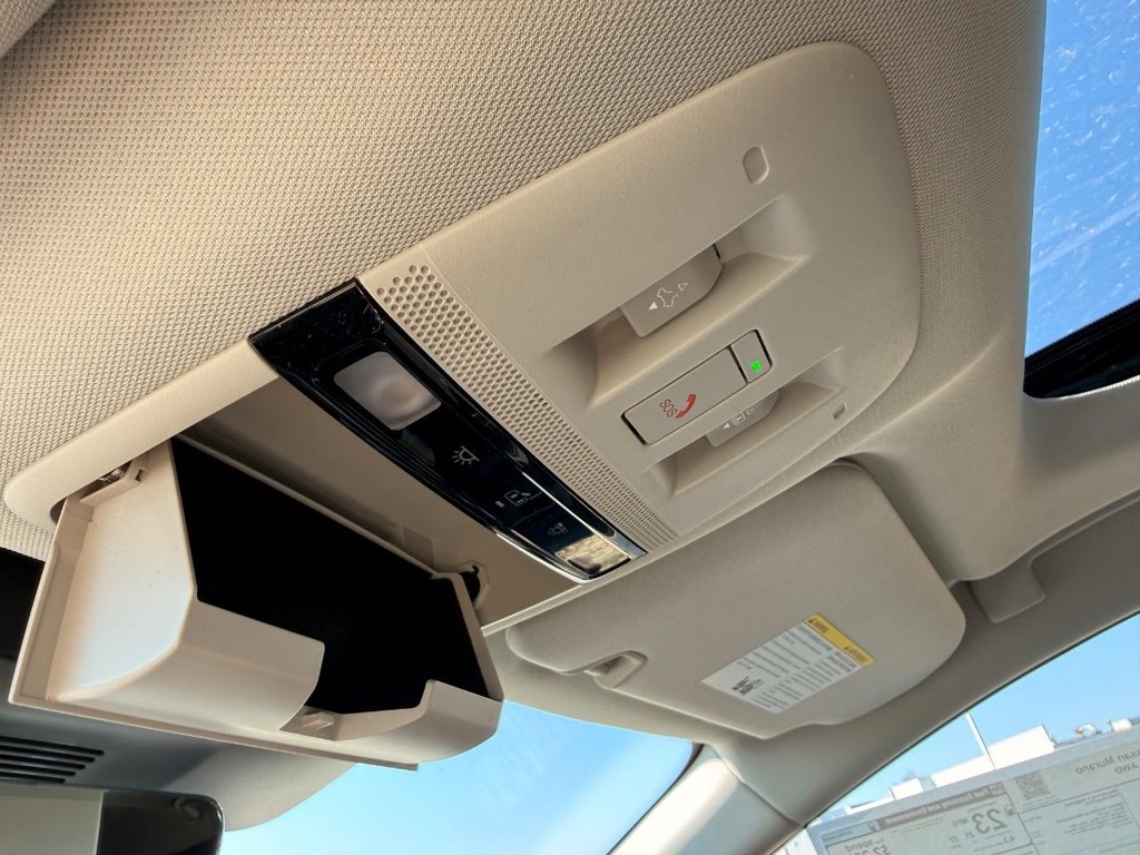 Nissan Murano Vehicle Full-screen Gallery Image 06