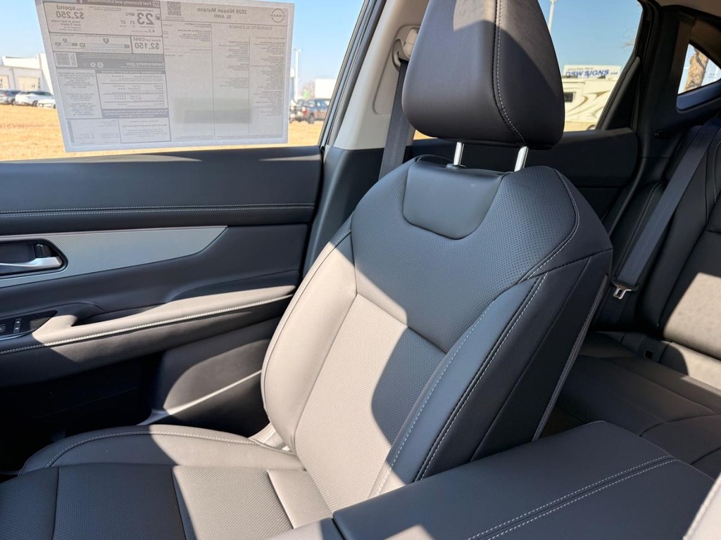 Nissan Murano Vehicle Full-screen Gallery Image 08