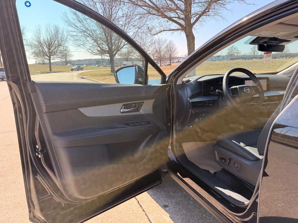 Nissan Murano Vehicle Full-screen Gallery Image 18