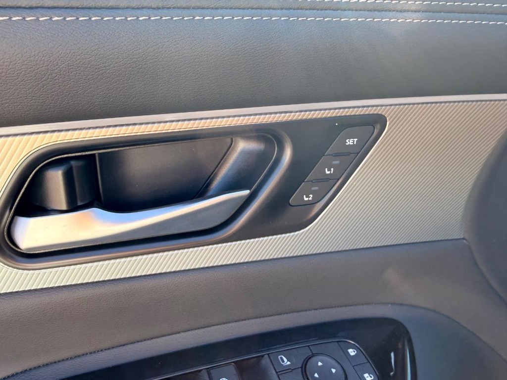 Nissan Murano Vehicle Full-screen Gallery Image 19