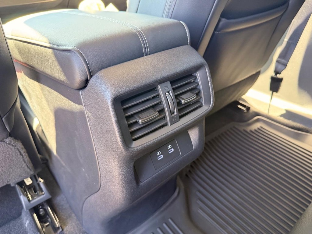 Nissan Murano Vehicle Full-screen Gallery Image 22