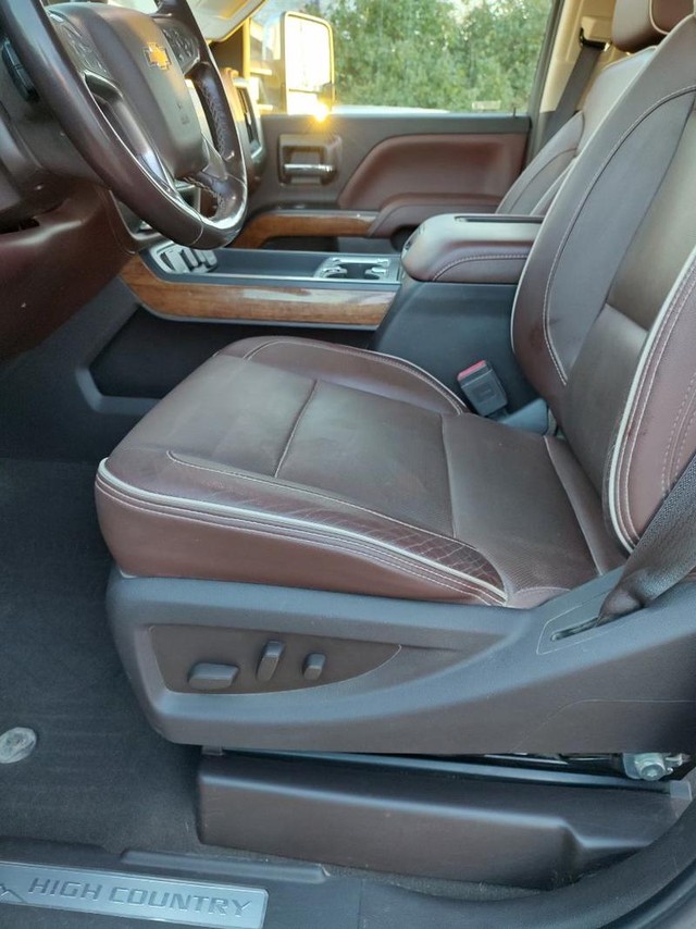 Chevrolet Silverado 3500HD Vehicle Full-screen Gallery Image 04