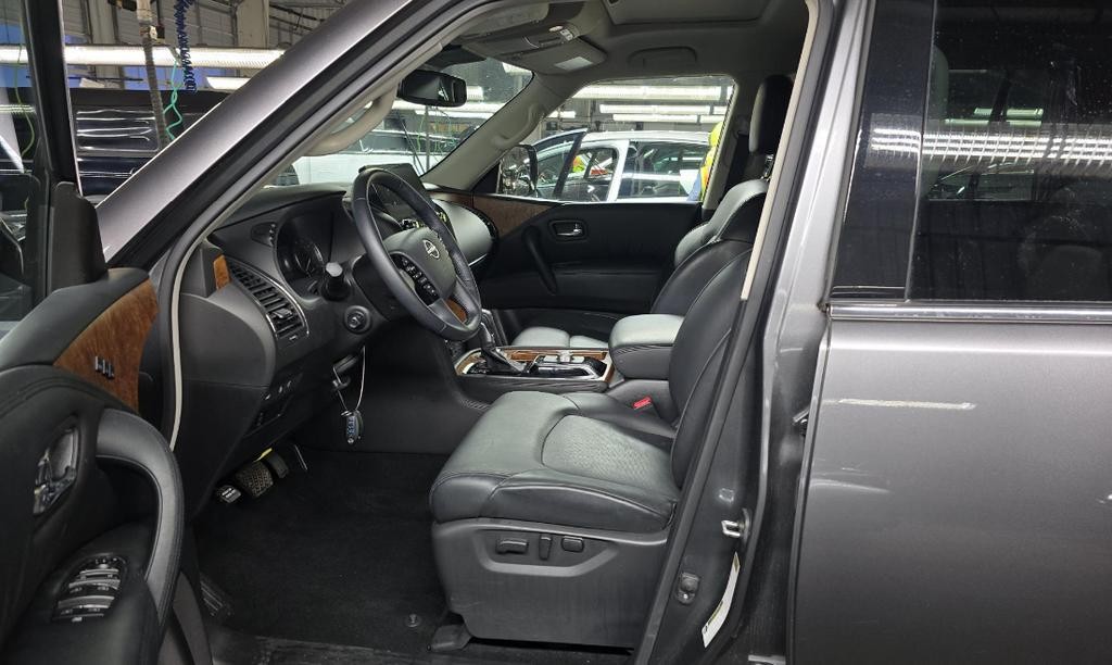 Nissan Armada Vehicle Full-screen Gallery Image 03