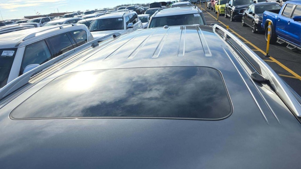 Nissan Armada Vehicle Full-screen Gallery Image 05