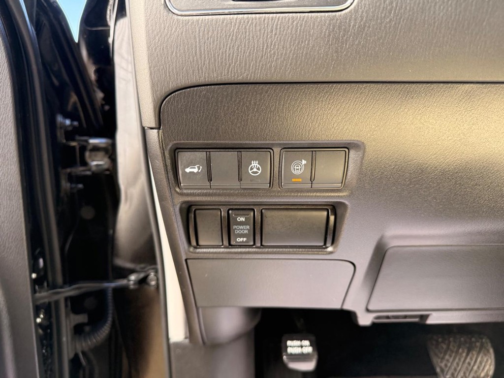 Nissan Armada Vehicle Full-screen Gallery Image 18