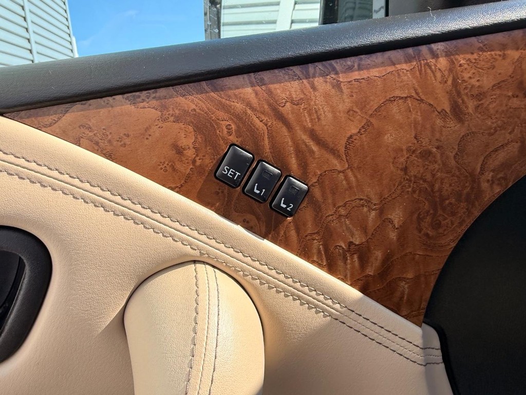 Nissan Armada Vehicle Full-screen Gallery Image 20