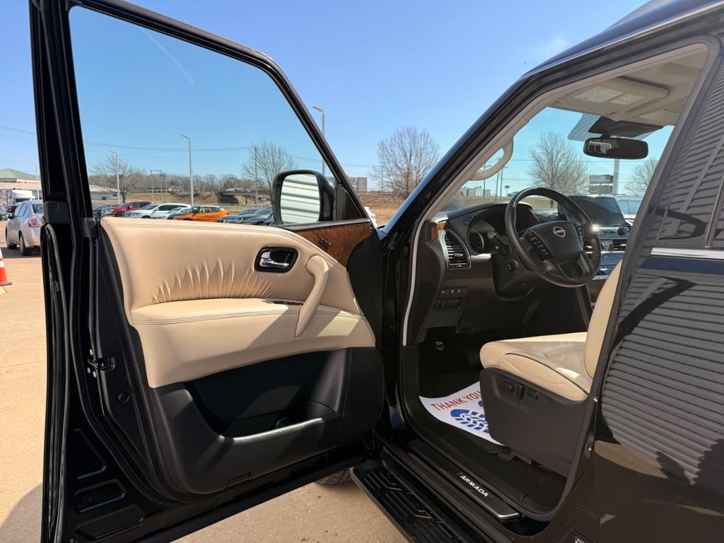 Nissan Armada Vehicle Full-screen Gallery Image 21