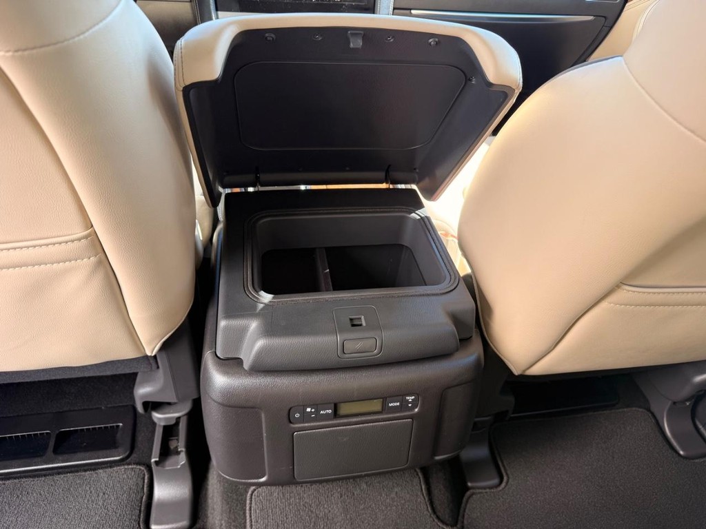 Nissan Armada Vehicle Full-screen Gallery Image 24