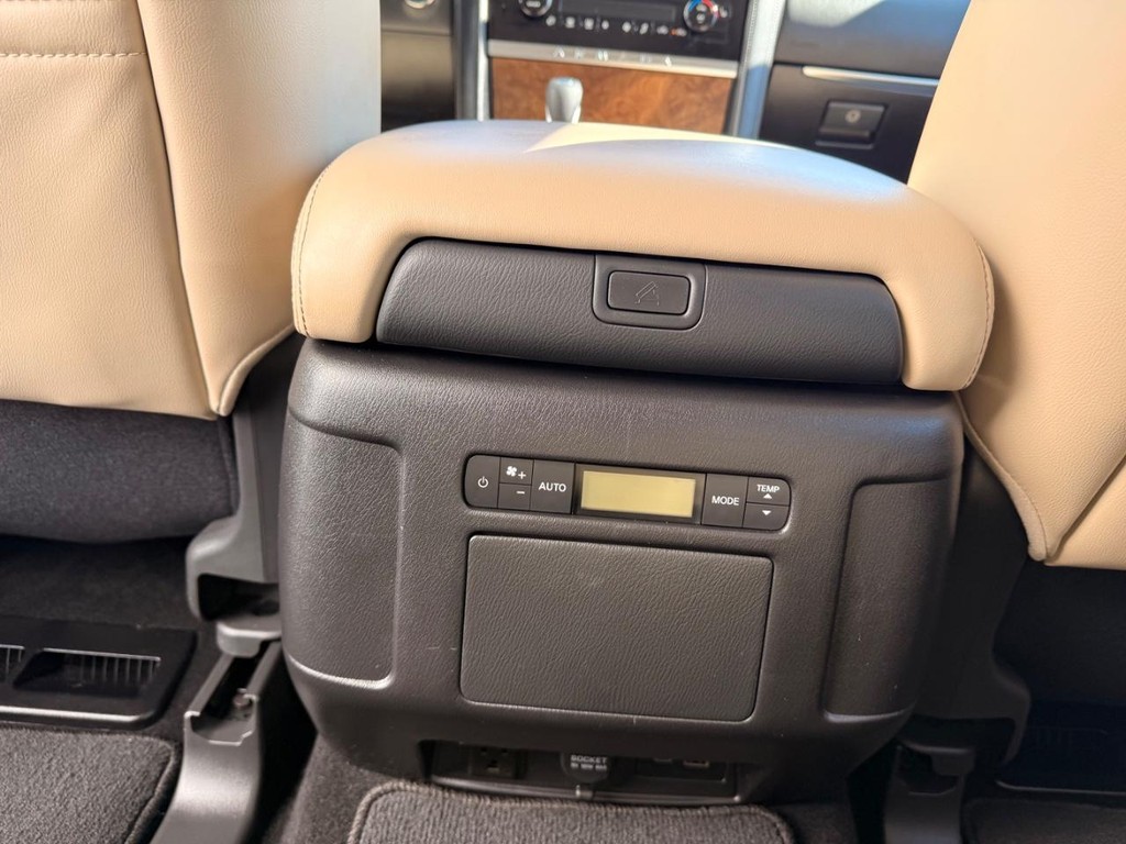 Nissan Armada Vehicle Full-screen Gallery Image 25