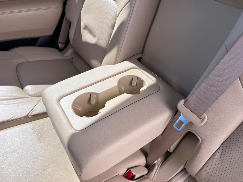 Nissan Armada Vehicle Full-screen Gallery Image 26