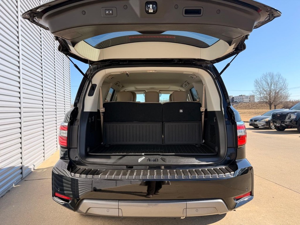 Nissan Armada Vehicle Full-screen Gallery Image 31