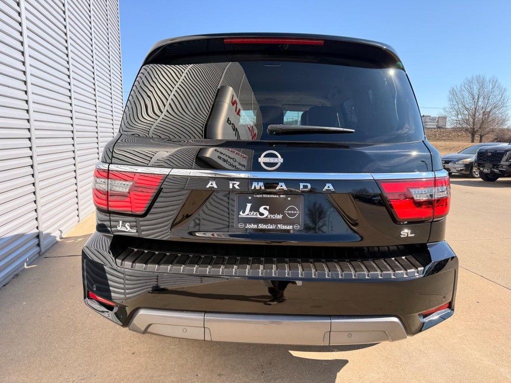 Nissan Armada Vehicle Full-screen Gallery Image 32